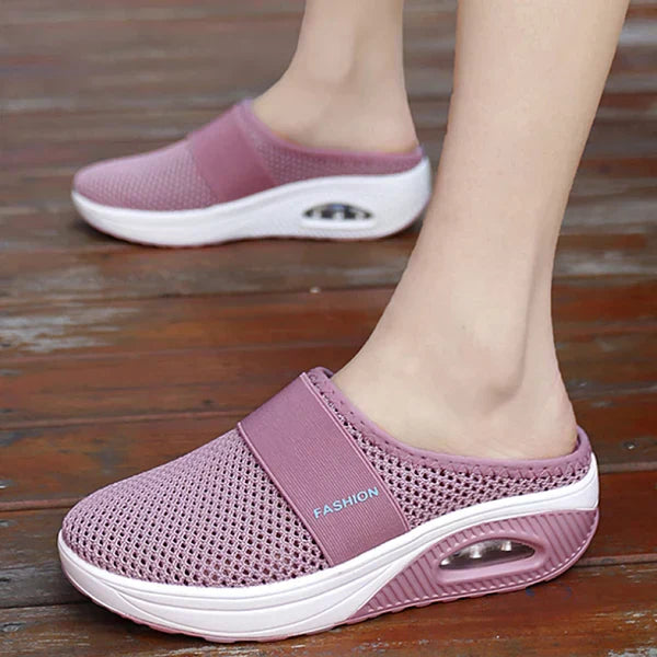 "Elegante zwarte orthopedische dames slippers met ademend ontwerp en lichtgewicht zool voor comfort en stijl."