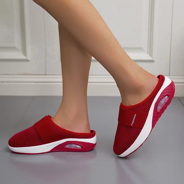 "Elegante zwarte orthopedische dames slippers met ademend ontwerp en lichtgewicht zool voor comfort en stijl."