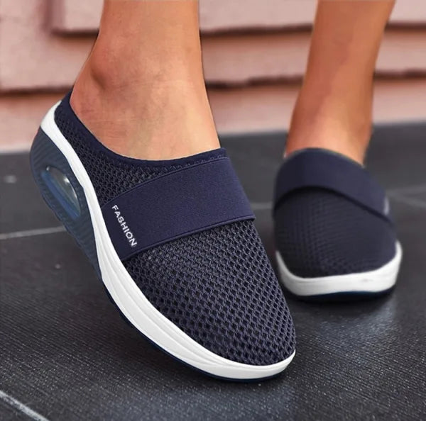 "Elegante zwarte orthopedische dames slippers met ademend ontwerp en lichtgewicht zool voor comfort en stijl."