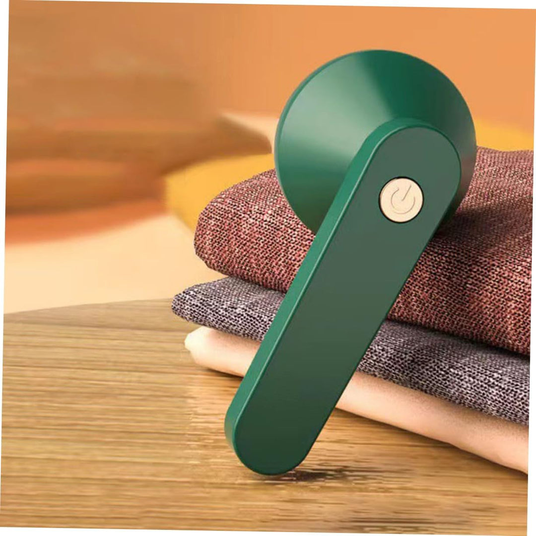 "Elektrische pluizenverwijderaar, wit/zwart, ergonomisch ontwerp, verwijdert pluisjes van kleding en meubels zonder beschadig