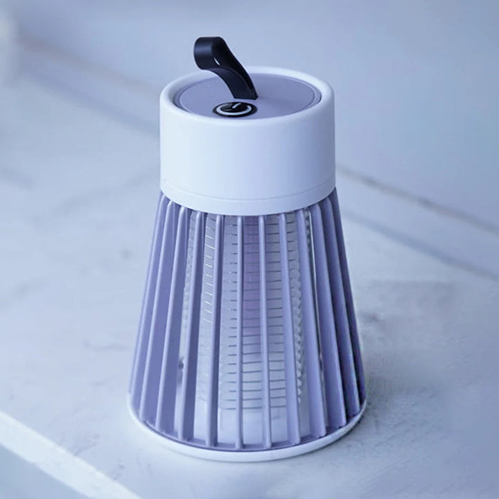 Elektrische UV-muggenverdelger, moderne witte lamp, geschikt voor binnen en buiten, trekt insecten aan met UV-licht.