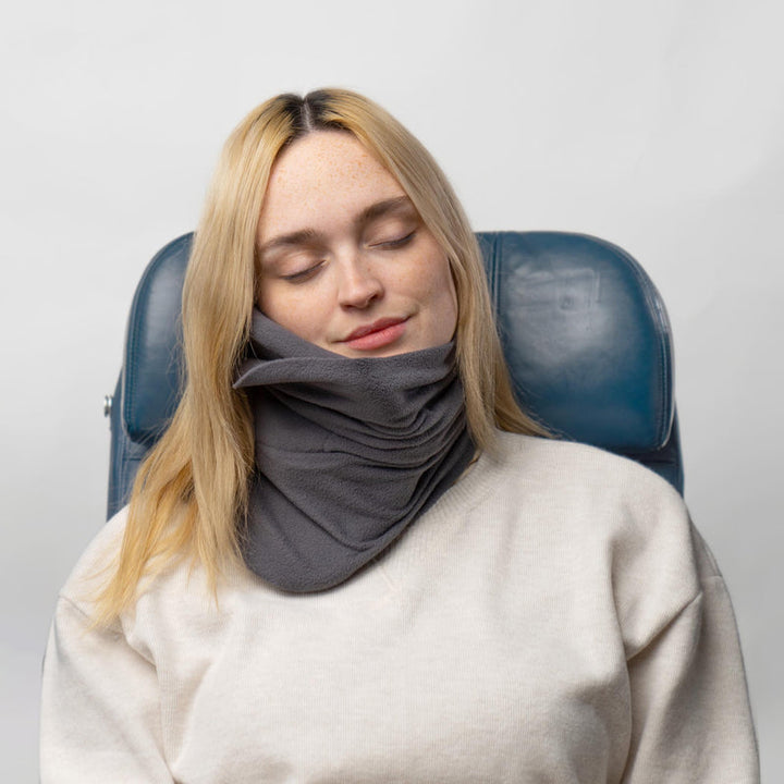 "Ergonomisch reiskussen in grijs, ademende stof, biedt neksteun en hoog comfort tijdens reizen."