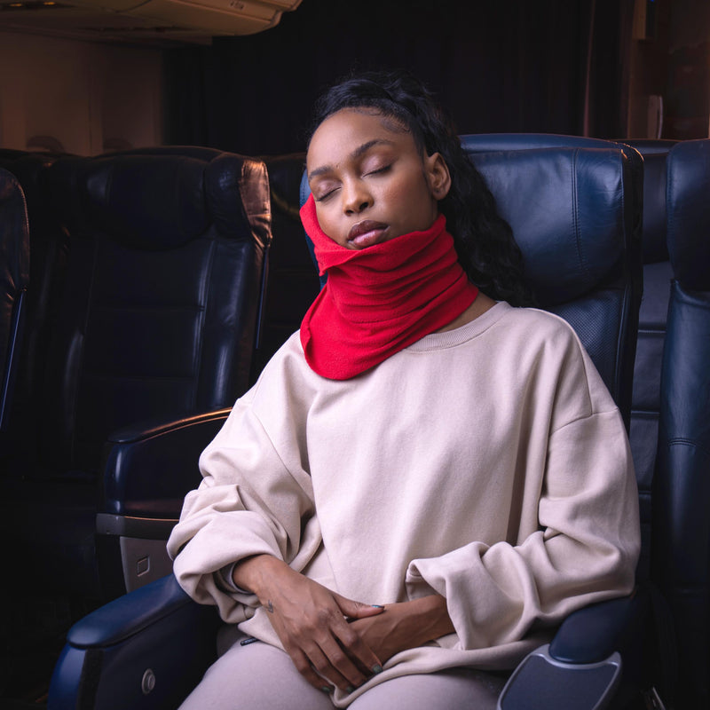 "Ergonomisch reiskussen in grijs, ademende stof, biedt neksteun en hoog comfort tijdens reizen."