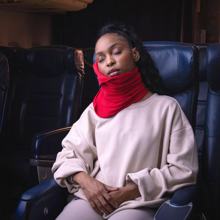 "Ergonomisch reiskussen in grijs, ademende stof, biedt neksteun en hoog comfort tijdens reizen."