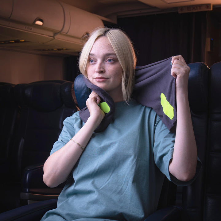 "Ergonomisch reiskussen in grijs, ademende stof, biedt neksteun en hoog comfort tijdens reizen."