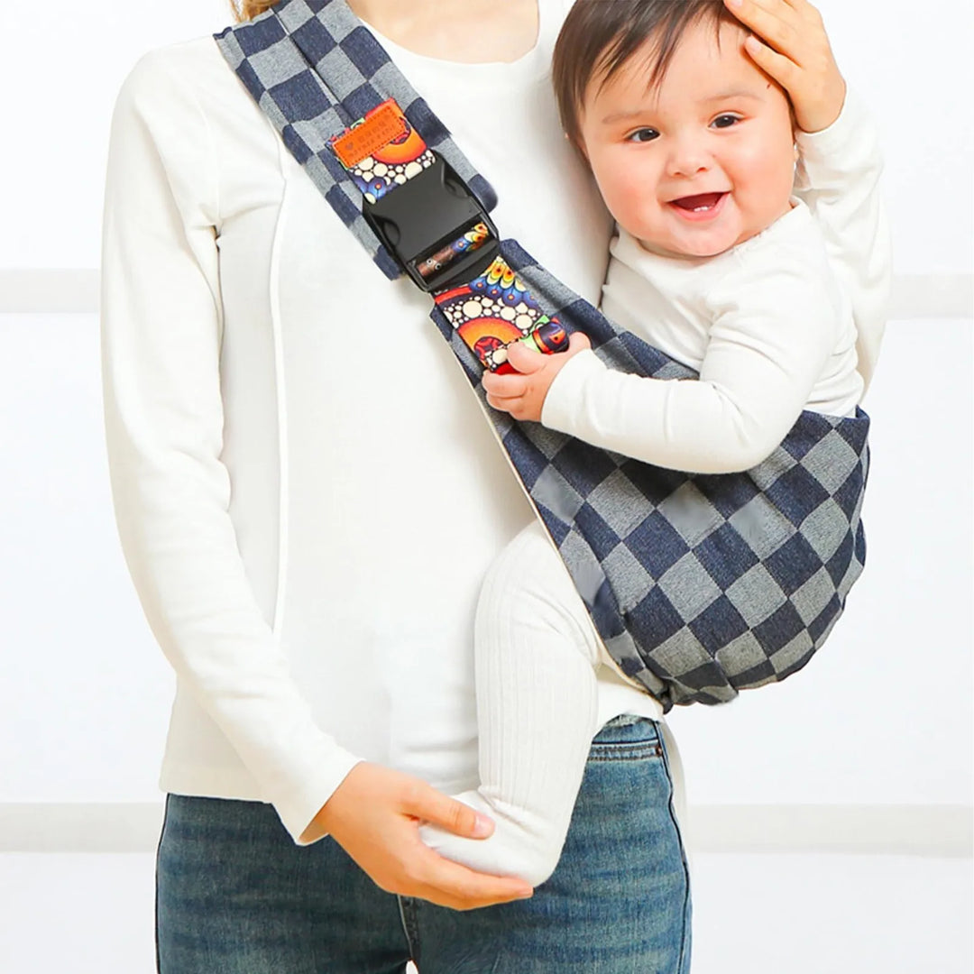 "Ergonomische baby draagzak in zwart met aanpasbare banden, ademend materiaal voor comfortabel dragen van je kind."