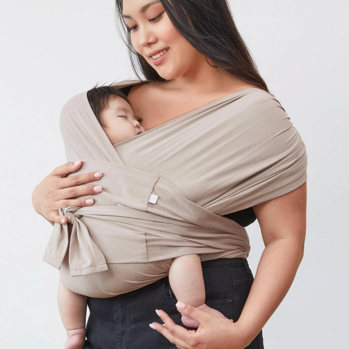 Ergonomische SnuggleWrap draagdoek, comfortabel baby dragen, verstelbare schouderbanden, grijs, ademend materiaal.