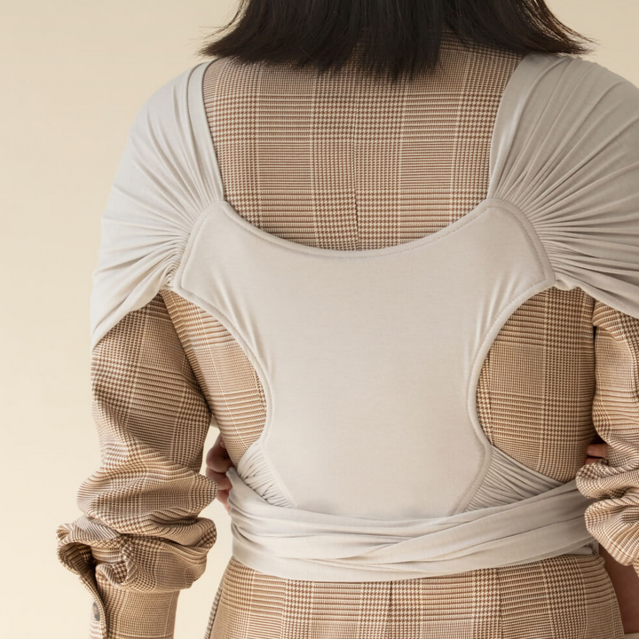 Ergonomische SnuggleWrap draagdoek, comfortabel baby dragen, verstelbare schouderbanden, grijs, ademend materiaal.