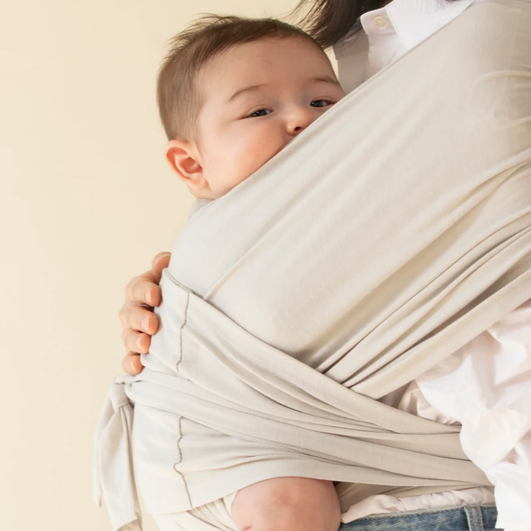 Ergonomische SnuggleWrap draagdoek, comfortabel baby dragen, verstelbare schouderbanden, grijs, ademend materiaal.