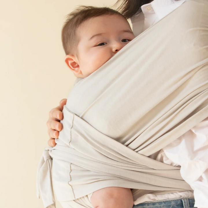 Ergonomische SnuggleWrap draagdoek, comfortabel baby dragen, verstelbare schouderbanden, grijs, ademend materiaal.