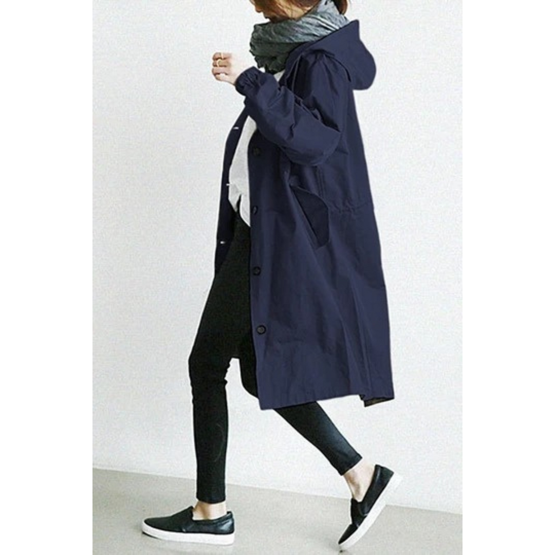 "Esmée lange dames trenchcoat zwart, elegant, wind- en waterdicht met capuchon en verstelbare taille voor perfecte pasvorm."