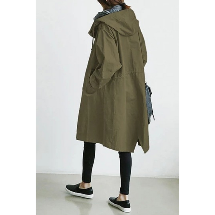 "Esmée lange dames trenchcoat zwart, elegant, wind- en waterdicht met capuchon en verstelbare taille voor perfecte pasvorm."