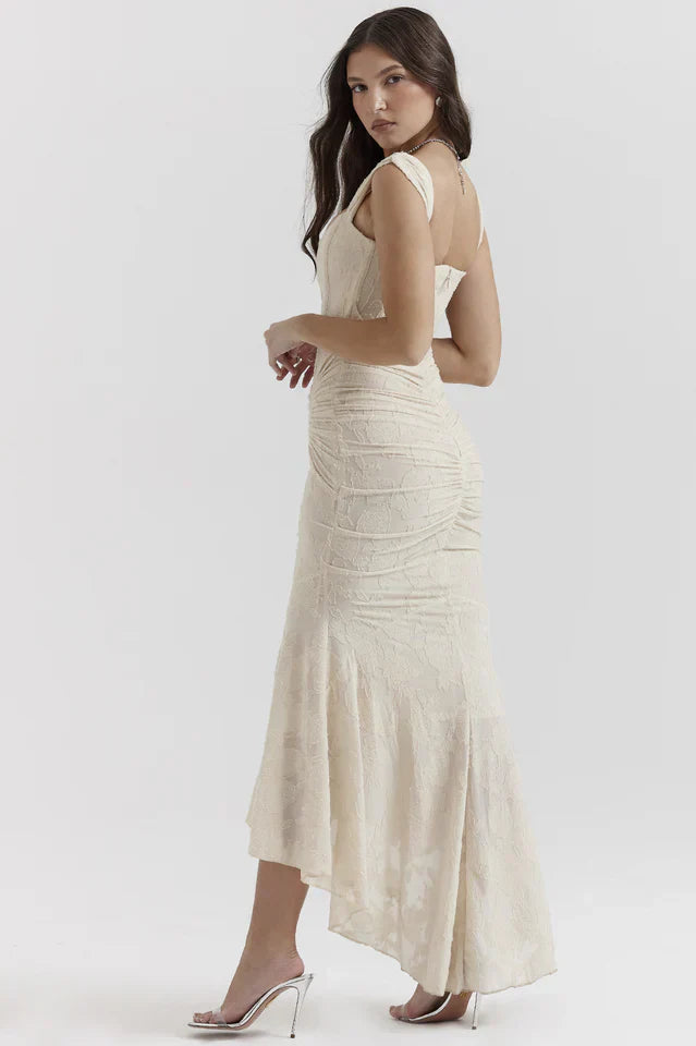 "Evelina fishtail maxi jurk, elegant design, slank silhouet, luxueus, ideaal voor gala's en bruiloften, dameskleding."