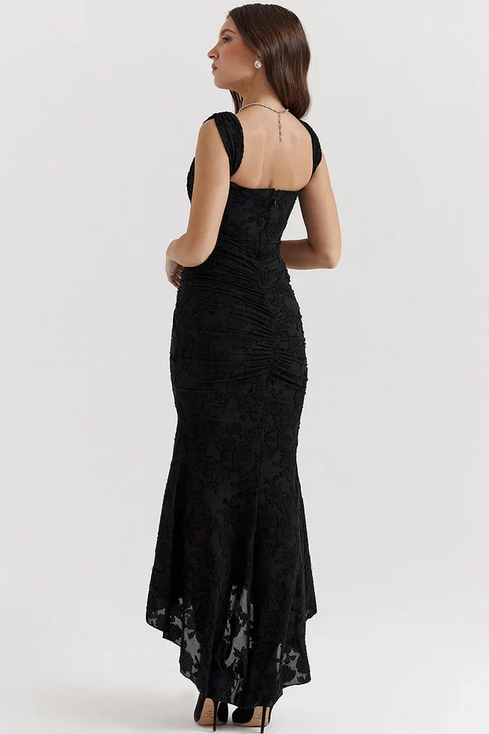 "Evelina fishtail maxi jurk, elegant design, slank silhouet, luxueus, ideaal voor gala's en bruiloften, dameskleding."