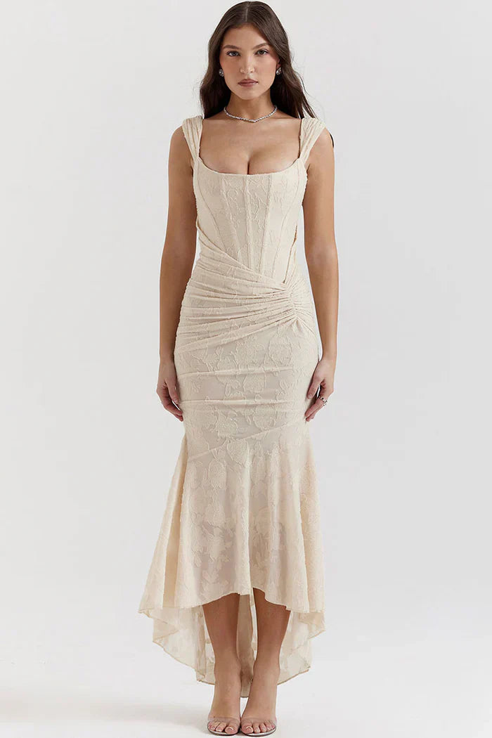 "Evelina fishtail maxi jurk, elegant design, slank silhouet, luxueus, ideaal voor gala's en bruiloften, dameskleding."