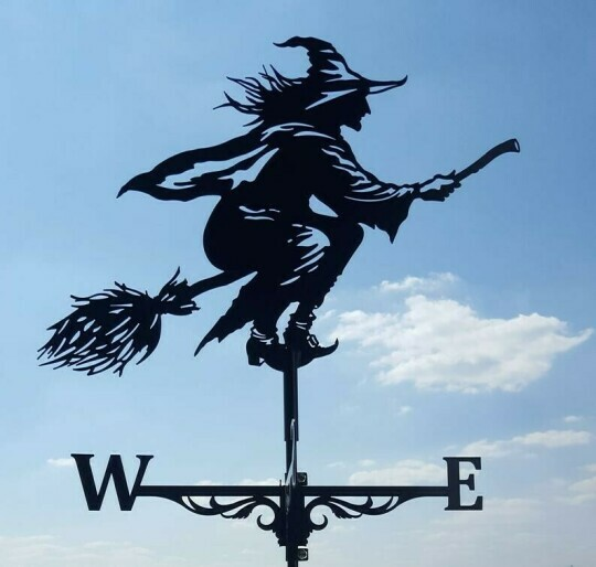 Excentrieke windwijzer met draken- en vliegtuigontwerp, roestvrij staal, weerbestendig, voor unieke tuindecoratie.