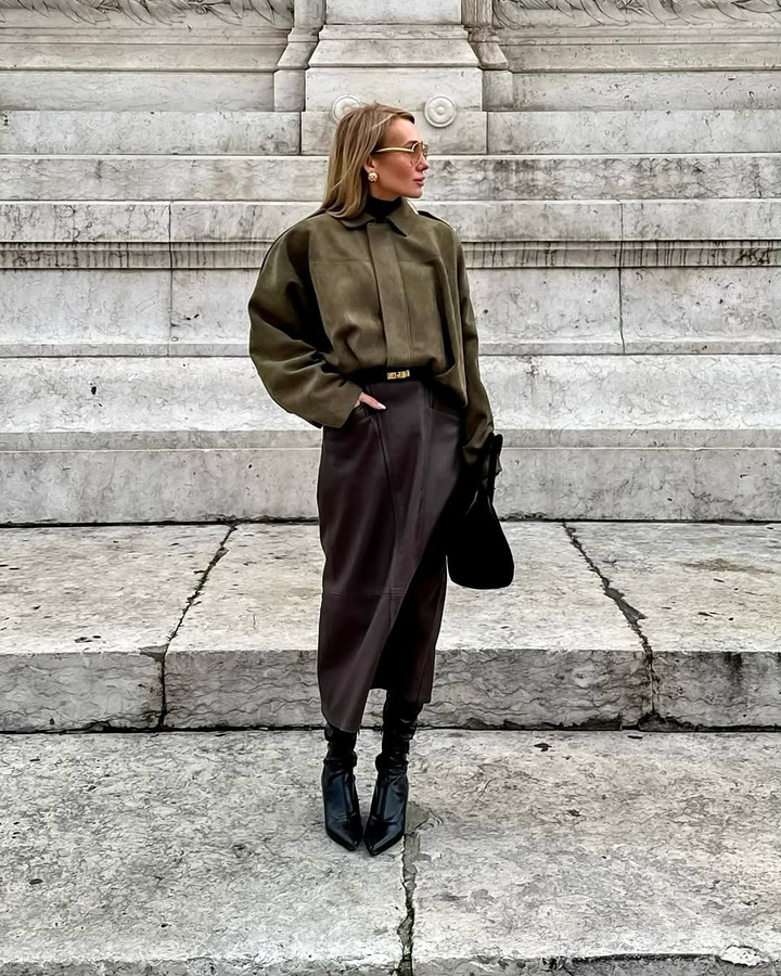 "Fabiane oversized suède damesjas in zacht wildleder, luxe neutrale tinten, comfortabele pasvorm voor stijlvolle herfstlooks"