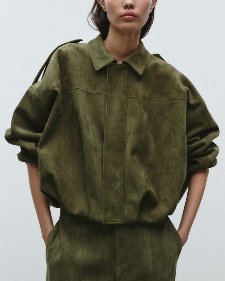 "Fabiane oversized suède damesjas in zacht wildleder, luxe neutrale tinten, comfortabele pasvorm voor stijlvolle herfstlooks"