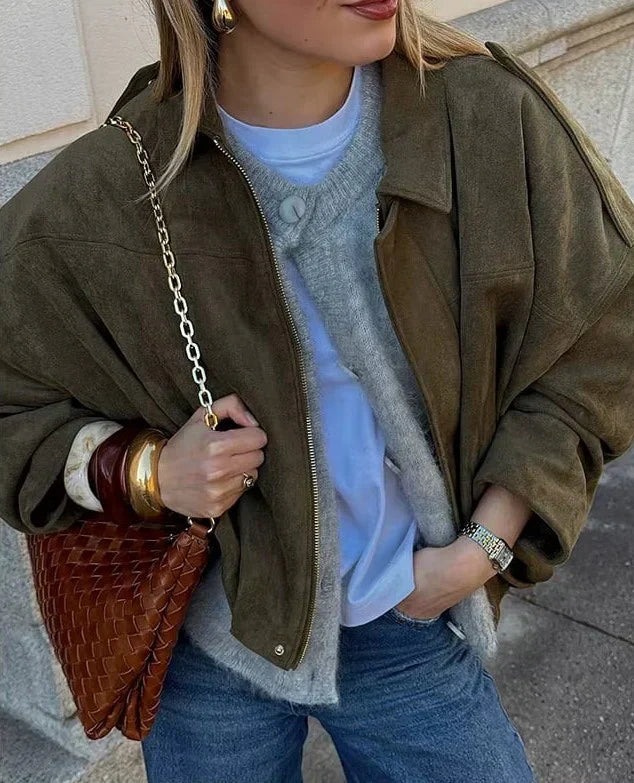 "Fabiane oversized suède damesjas in zacht wildleder, luxe neutrale tinten, comfortabele pasvorm voor stijlvolle herfstlooks"