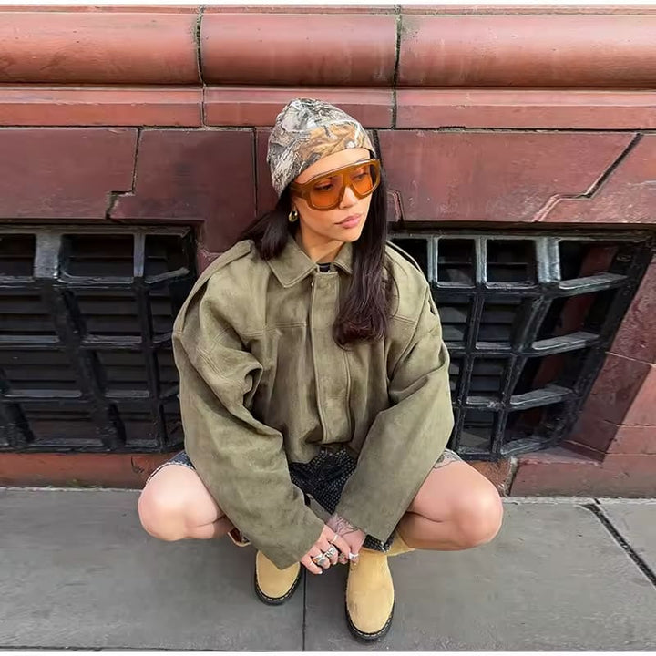 "Fabiane oversized suède damesjas in zacht wildleder, luxe neutrale tinten, comfortabele pasvorm voor stijlvolle herfstlooks"
