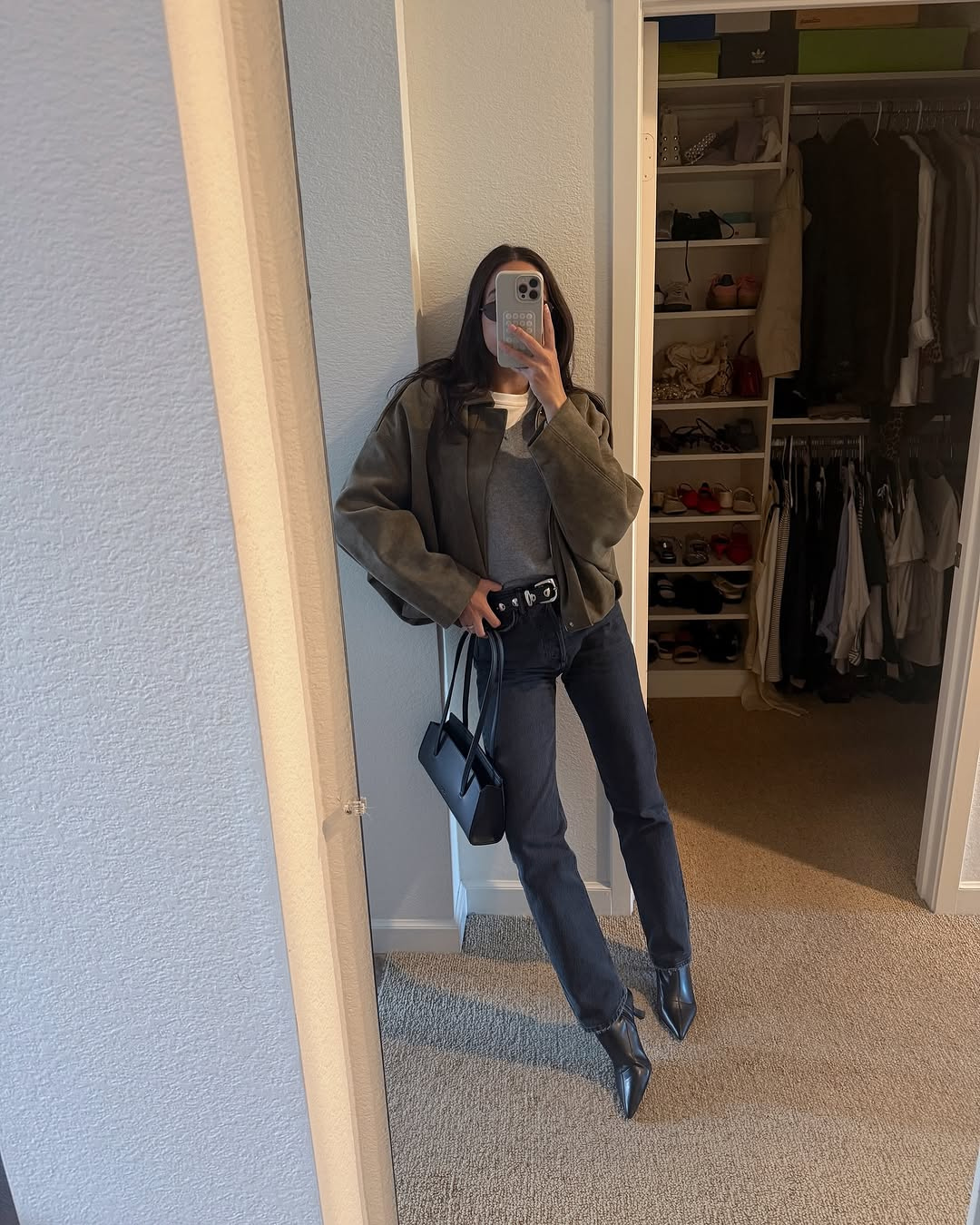 "Fabiane oversized suède damesjas in zacht wildleder, luxe neutrale tinten, comfortabele pasvorm voor stijlvolle herfstlooks"