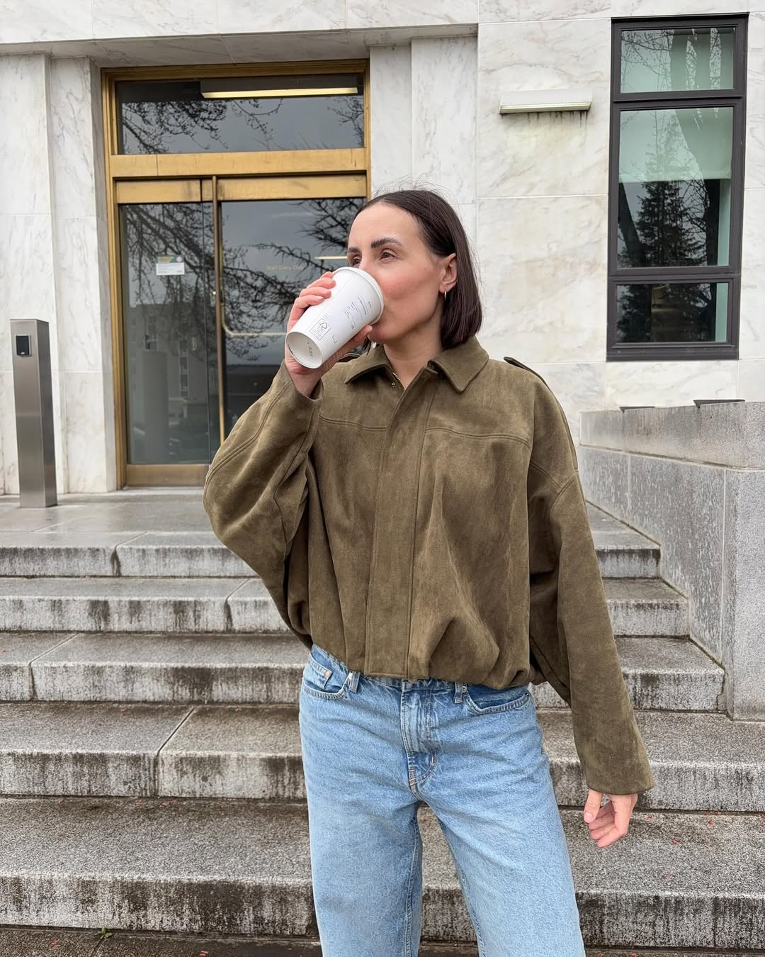 "Fabiane oversized suède damesjas in zacht wildleder, luxe neutrale tinten, comfortabele pasvorm voor stijlvolle herfstlooks"