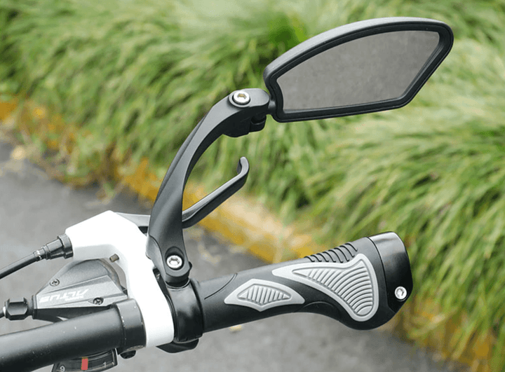 Fiets achteruitkijkspiegel met verstelbare hoek en brede reflector, helder glas, ideaal voor veilig fietsend verkeerzicht.