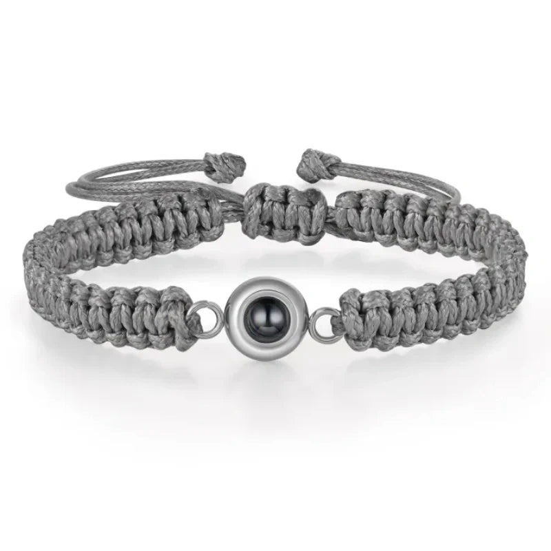 "Gepersonaliseerde foto projectie armband in zwart, unieke sieraden met verstelbaar ontwerp voor persoonlijke herinneringen."