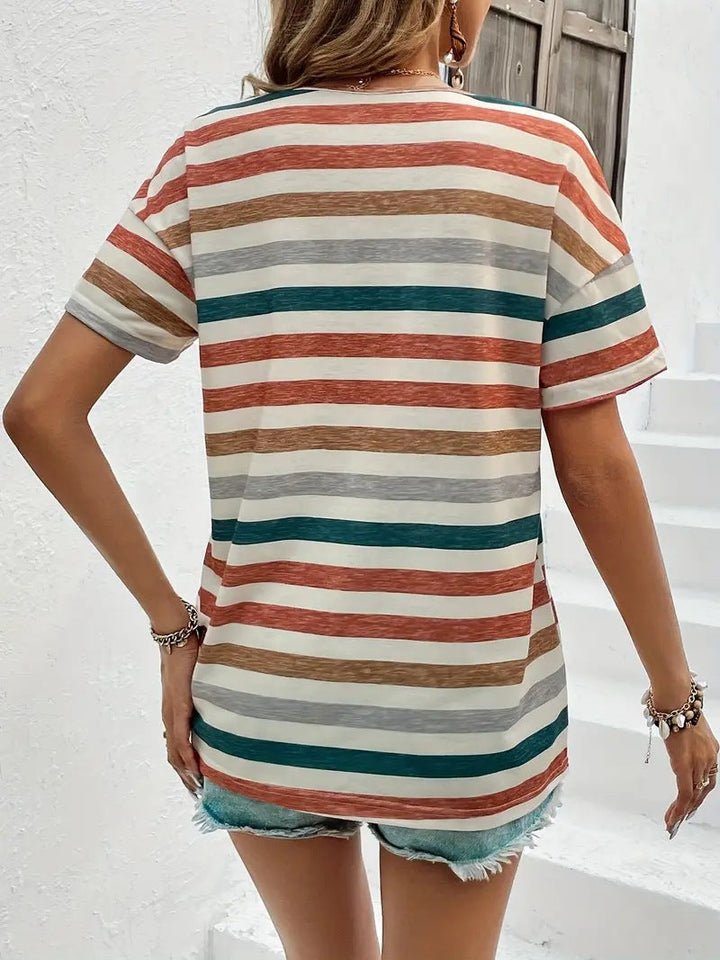 "Gestreept T-shirt korte mouwen met levendige kleuren, casual chic en comfortabel, perfect voor de lente en zomer."