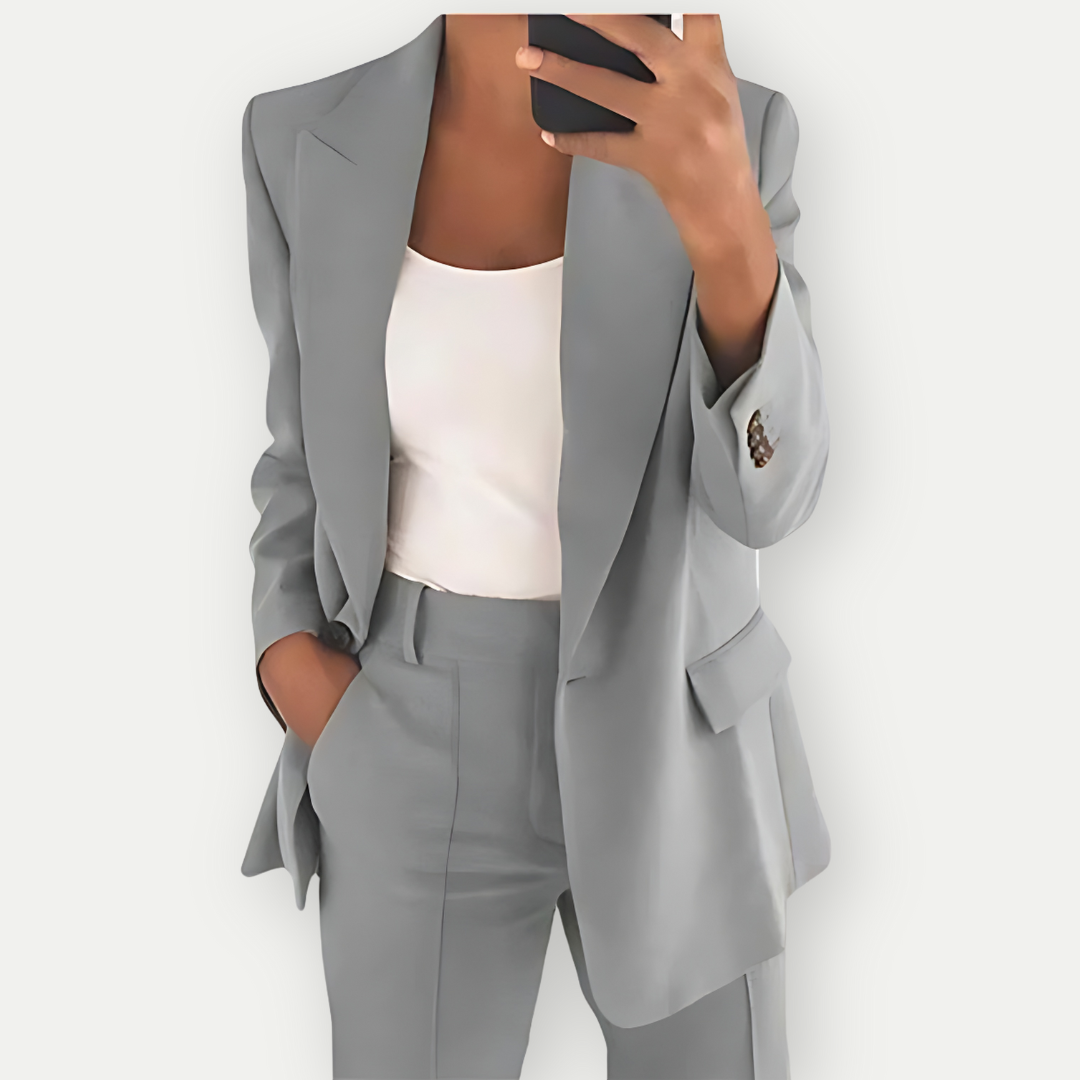 Getailleerde dames blazer set in blauw, elegante en moderne look, ideaal voor werk en vrije tijd, veelzijdig te stylen.