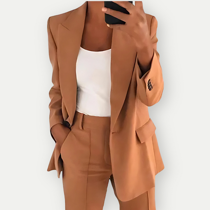 Getailleerde dames blazer set in blauw, elegante en moderne look, ideaal voor werk en vrije tijd, veelzijdig te stylen.