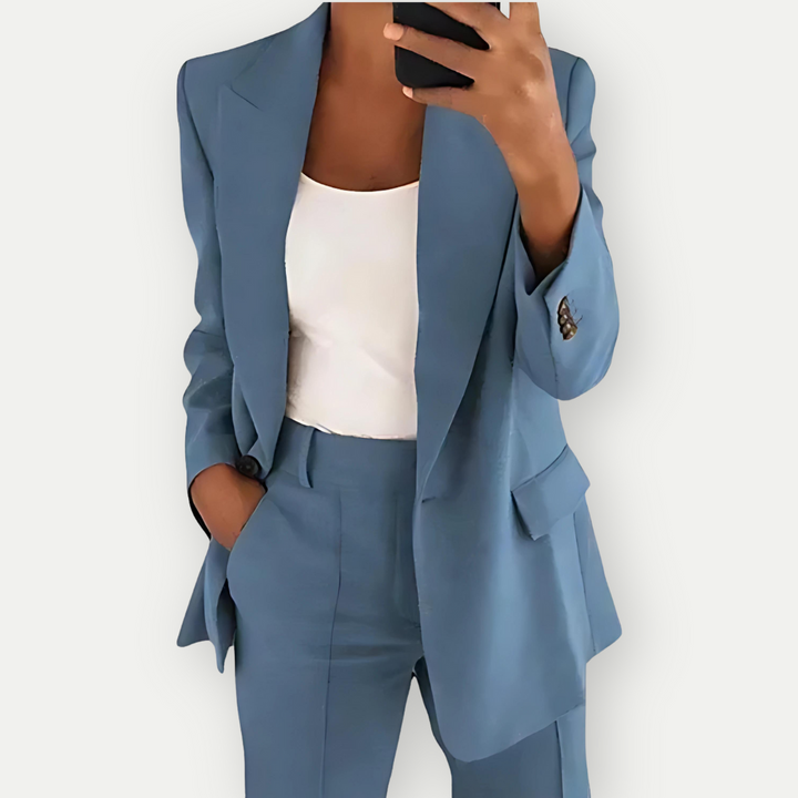 Getailleerde dames blazer set in blauw, elegante en moderne look, ideaal voor werk en vrije tijd, veelzijdig te stylen.