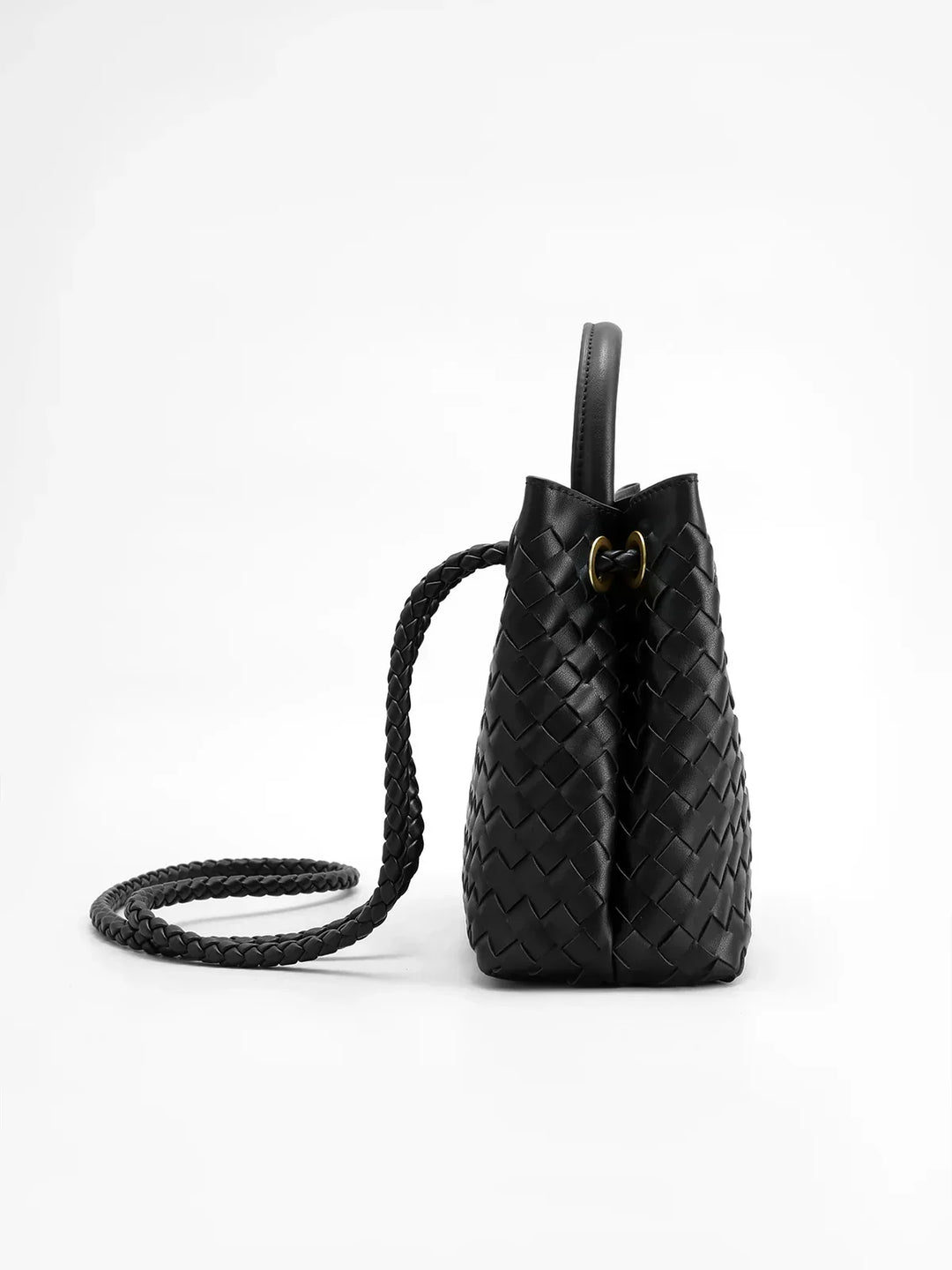 "Gevlochten leren dameshandtas met gouden details, luxe en functioneel design, perfect voor elke gelegenheid."