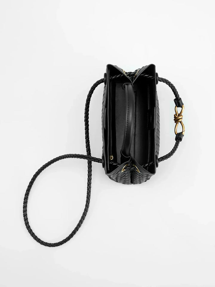 "Gevlochten leren dameshandtas met gouden details, luxe en functioneel design, perfect voor elke gelegenheid."