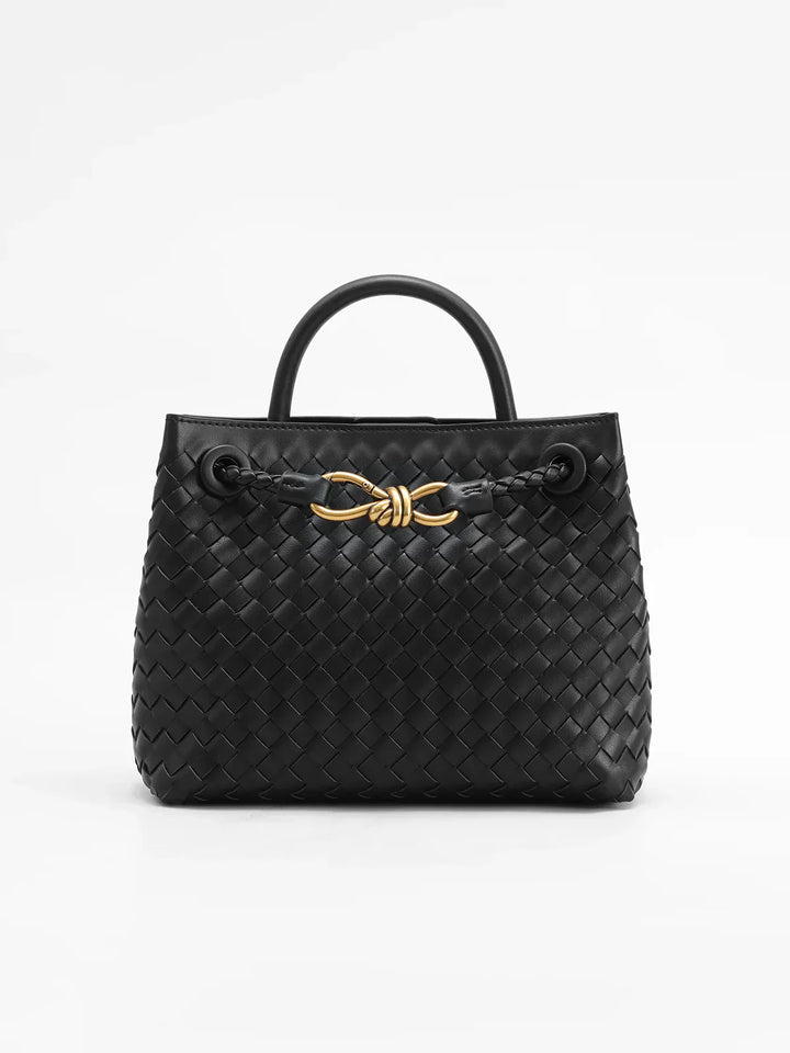 "Gevlochten leren dameshandtas met gouden details, luxe en functioneel design, perfect voor elke gelegenheid."
