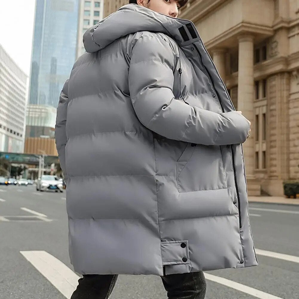 "Gewatteerde heren winterjas met capuchon, lange lengte, donkerkleurig, moderne pasvorm, waterafstotende buitenlaag."