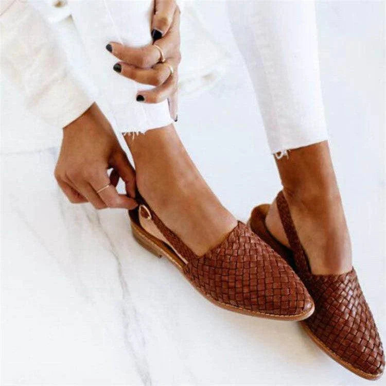 "Geweven leren dames sandalen met elegante basket-weave, verstelbare slingback en platte zool voor dagelijks comfort."
