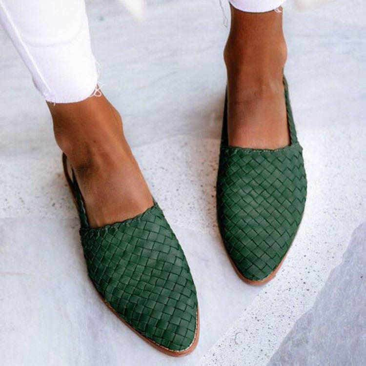 "Geweven leren dames sandalen met elegante basket-weave, verstelbare slingback en platte zool voor dagelijks comfort."