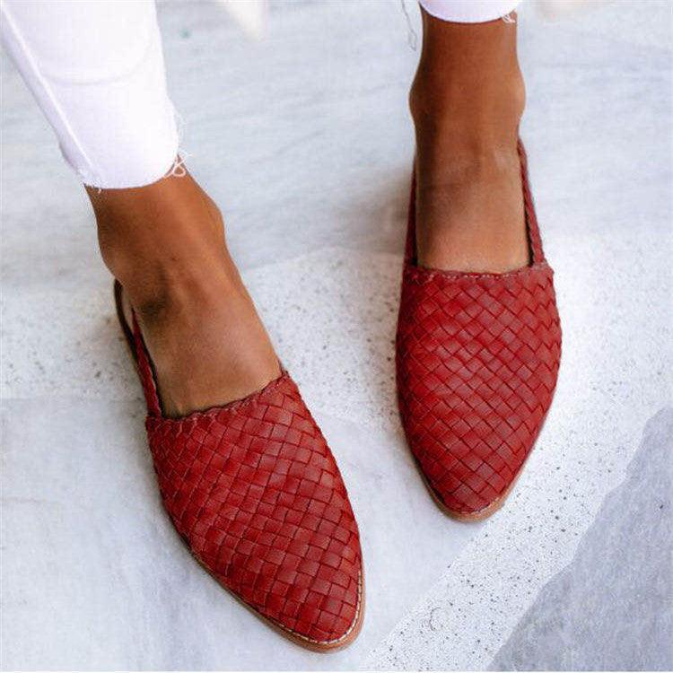 "Geweven leren dames sandalen met elegante basket-weave, verstelbare slingback en platte zool voor dagelijks comfort."