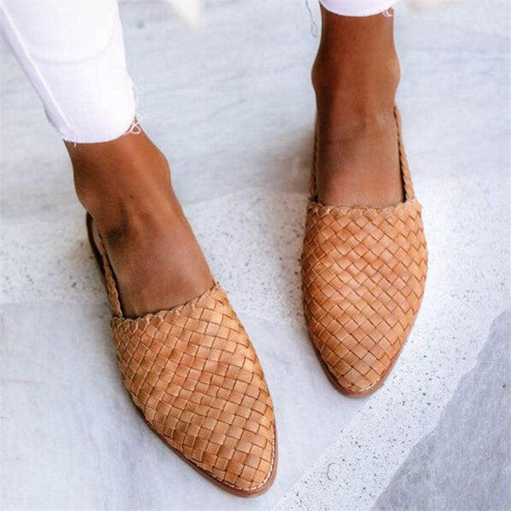 "Geweven leren dames sandalen met elegante basket-weave, verstelbare slingback en platte zool voor dagelijks comfort."