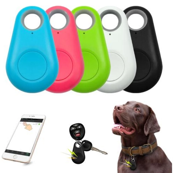 "GPS tracker voor huisdieren, compact en waterdicht, bevestigd aan halsband. Ideaal voor binnen- en buitenavonturen."