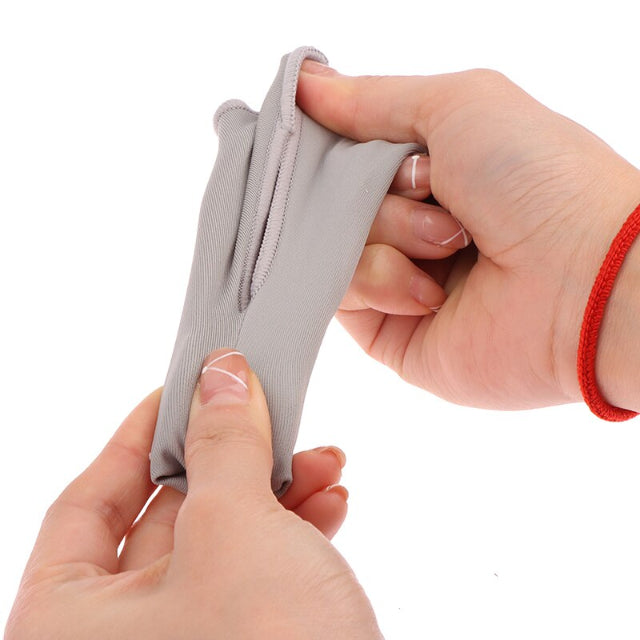 "Grijze gelpad bunion corrector, ergonomisch design voor voetpijnverlichting en comfortabel gebruik in diverse schoenen."