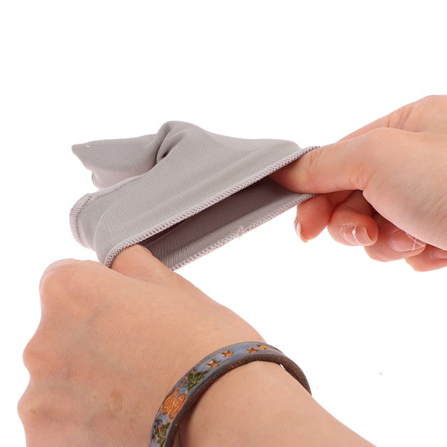 "Grijze gelpad bunion corrector, ergonomisch design voor voetpijnverlichting en comfortabel gebruik in diverse schoenen."