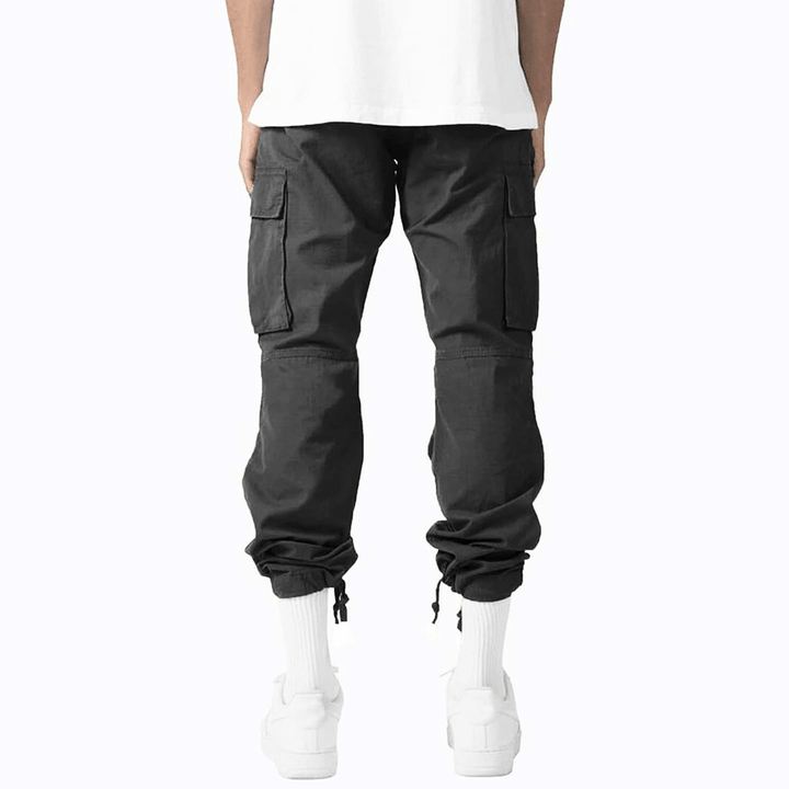 "Grijze heren cargo broek met multi-pocket ontwerp, comfortabele pasvorm en verstelbare tailleband, ideaal voor dagelijks geb