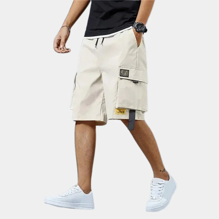Grijze heren cargo shorts met cargozakken, 100% katoen, comfortabel en functioneel voor zomerse dagen.