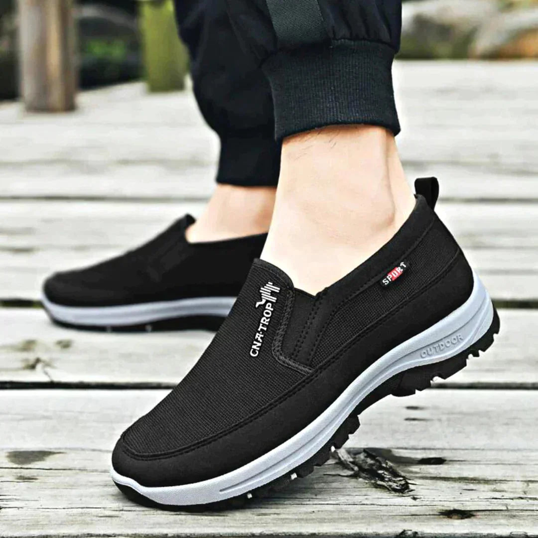 "Grijze heren orthopedische wandelschoenen met stevige zolen en demping, ideaal voor outdoor avonturen en dagelijks comfort."