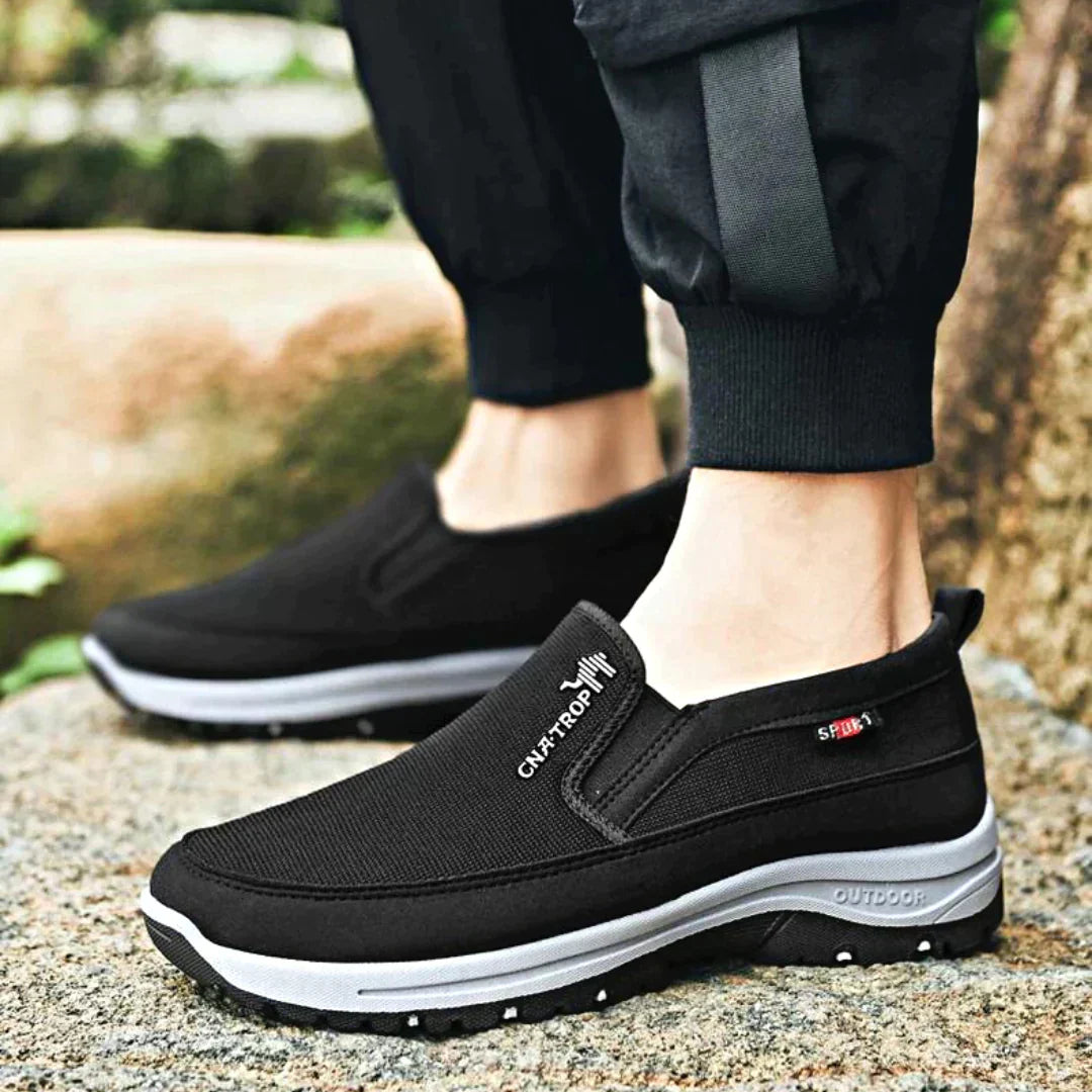"Grijze heren orthopedische wandelschoenen met stevige zolen en demping, ideaal voor outdoor avonturen en dagelijks comfort."