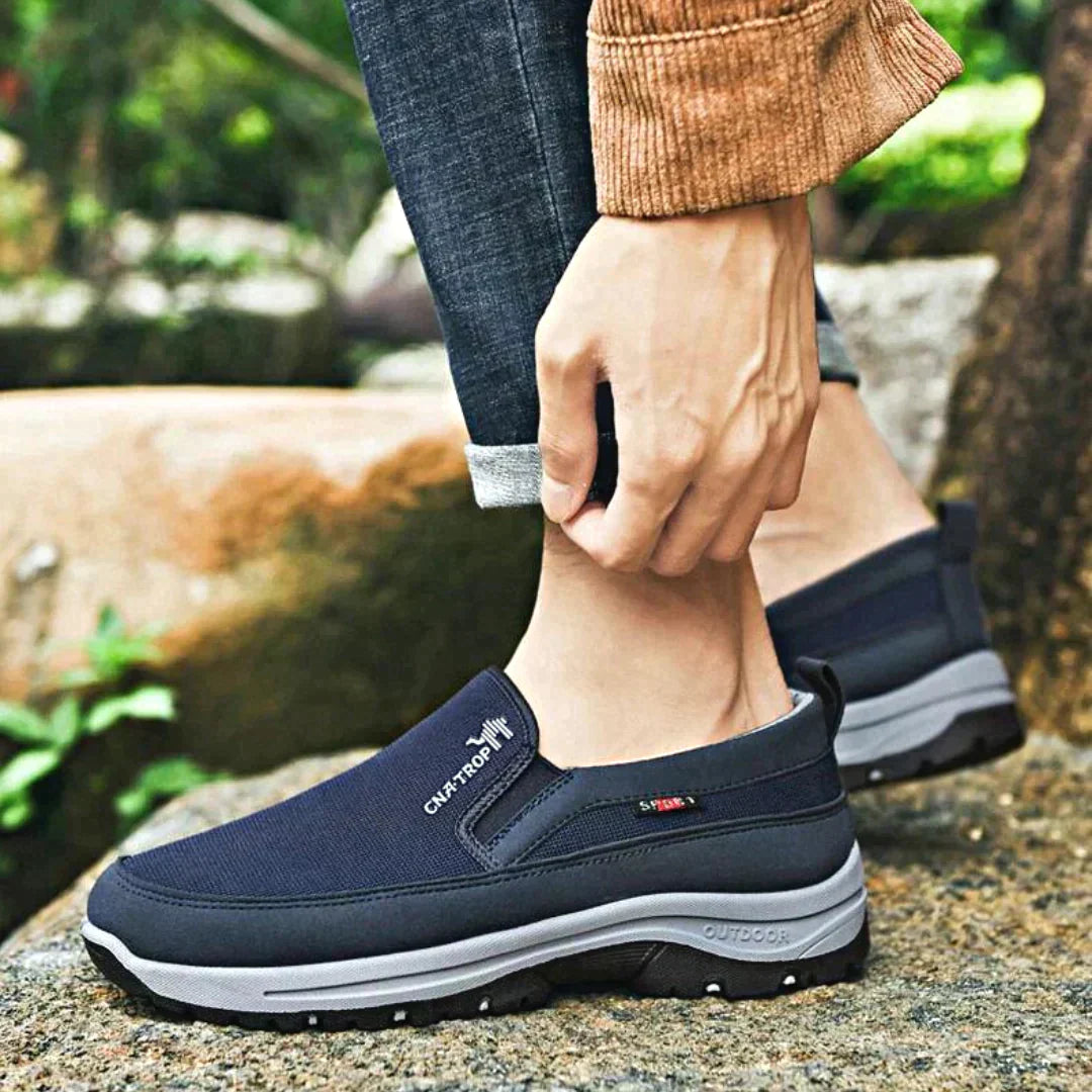 "Grijze heren orthopedische wandelschoenen met stevige zolen en demping, ideaal voor outdoor avonturen en dagelijks comfort."
