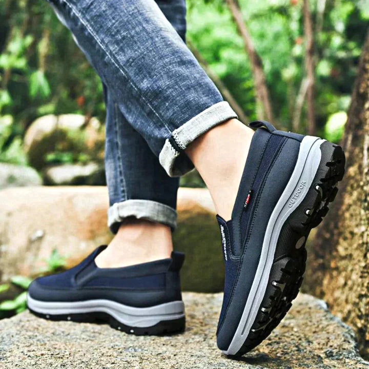 "Grijze heren orthopedische wandelschoenen met stevige zolen en demping, ideaal voor outdoor avonturen en dagelijks comfort."