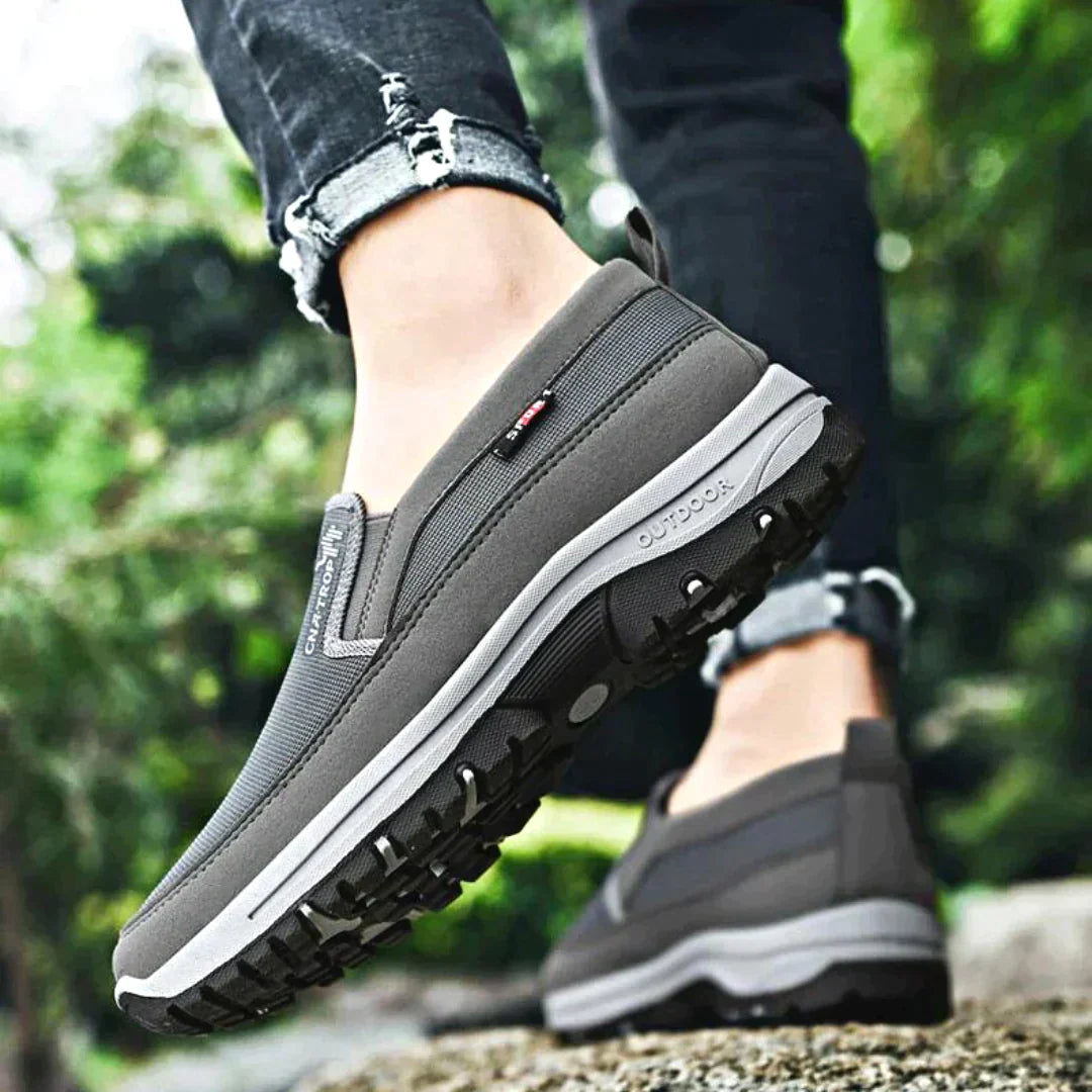"Grijze heren orthopedische wandelschoenen met stevige zolen en demping, ideaal voor outdoor avonturen en dagelijks comfort."